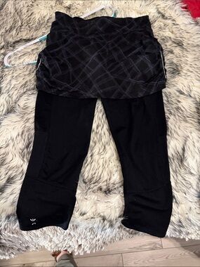 Athleta Black Skirted Capri Leggings with Subtle Pattern